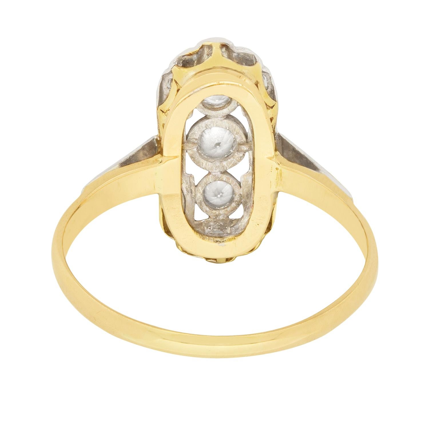 Edwardian 0.35 Carat Diamond Three-Stone Cluster Ring, circa 1910s In Good Condition For Sale In London, GB