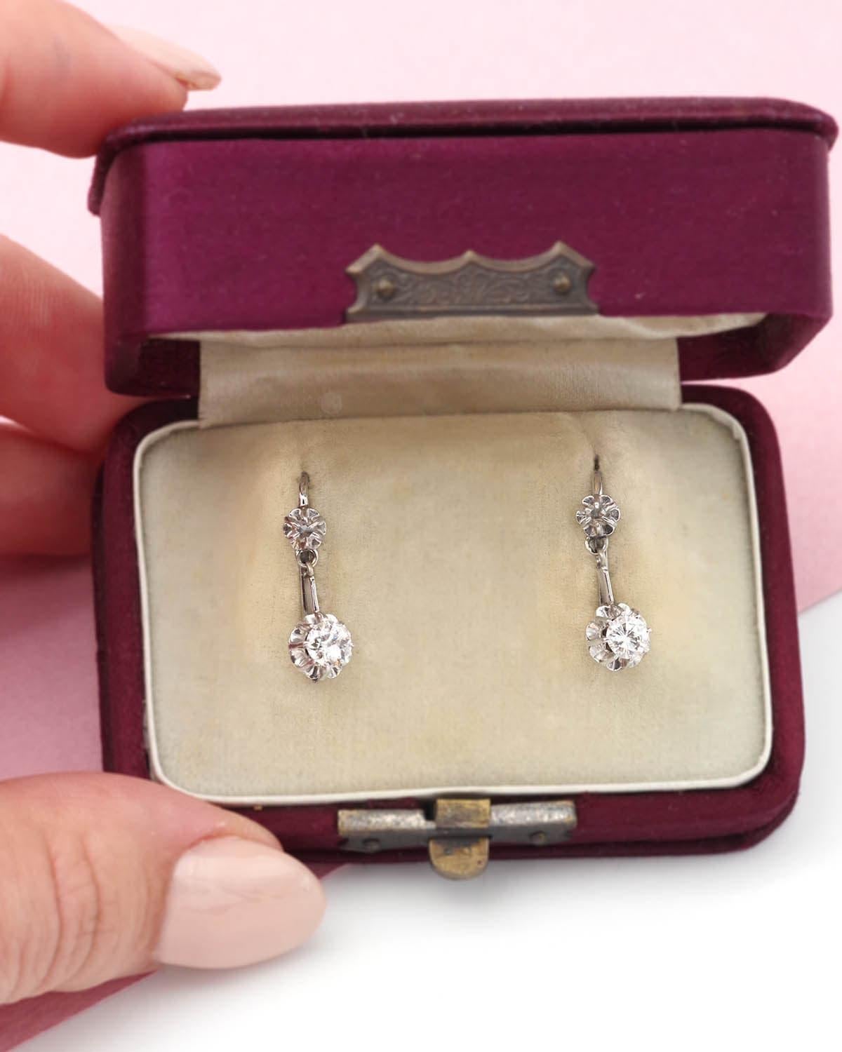 Orecchini edoardiani con diamante da 0,40 carati in oro bianco 18 carati. Orecchini con diamante taglio vecchio e diamante taglio brillante da 0,20 carati ciascuno. Il diamante principale è mobile ed è incastonato con otto griffe; è sormontato da un