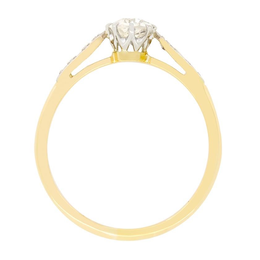 Dieser wunderschöne Solitärring mit Diamanten aus der Edwardianischen Zeit trägt in der Mitte einen Diamanten im Altschliff mit 0,40 Karat. Der Diamant in Krallenfassung hat eine geschätzte Einstufung von H in der Farbe und SI1 in der Reinheit und