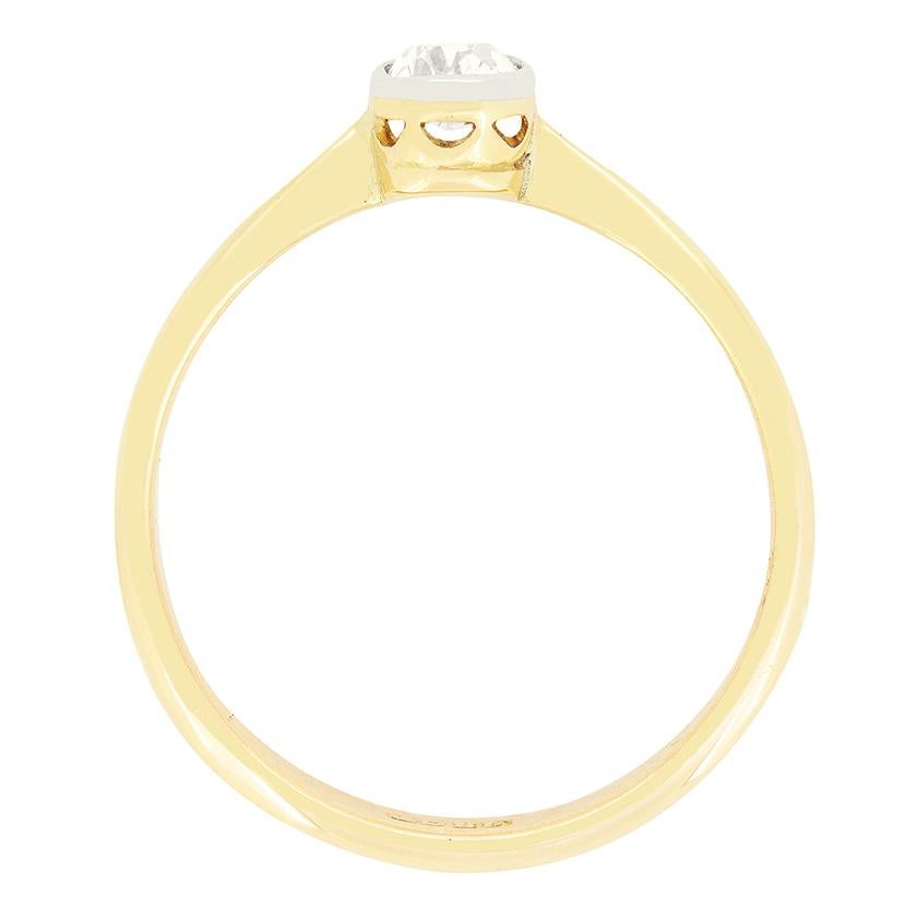 Un raro diamante antiguo de talla pera es el protagonista de este precioso anillo solitario eduardiano. Engastado en platino, el diamante pesa 0,40 quilates, tiene un color I y una pureza SI1. Un collar y una sencilla banda cónica de oro amarillo de