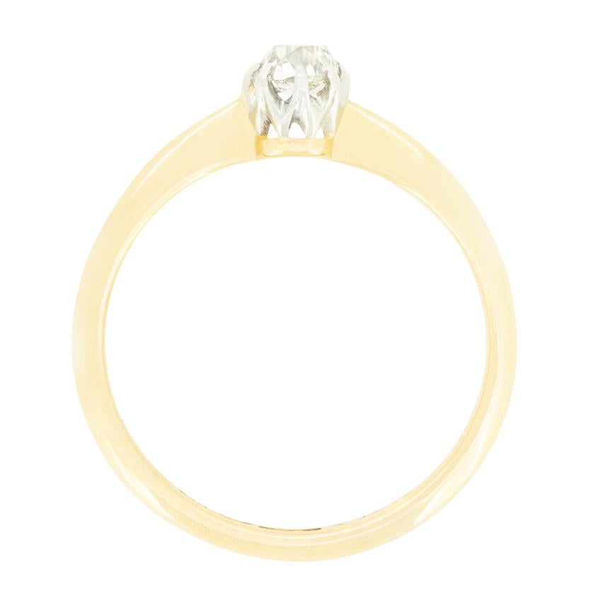 Dieser zeitlose Solitärring wurde in den 1910er Jahren handgefertigt und besteht aus einem einzelnen Diamanten im Minenschliff. Der 0,40-Karat-Diamant wurde in der Farbe I und in der Reinheit SI1 eingestuft. Dieser wunderbare Solitär, der in eine