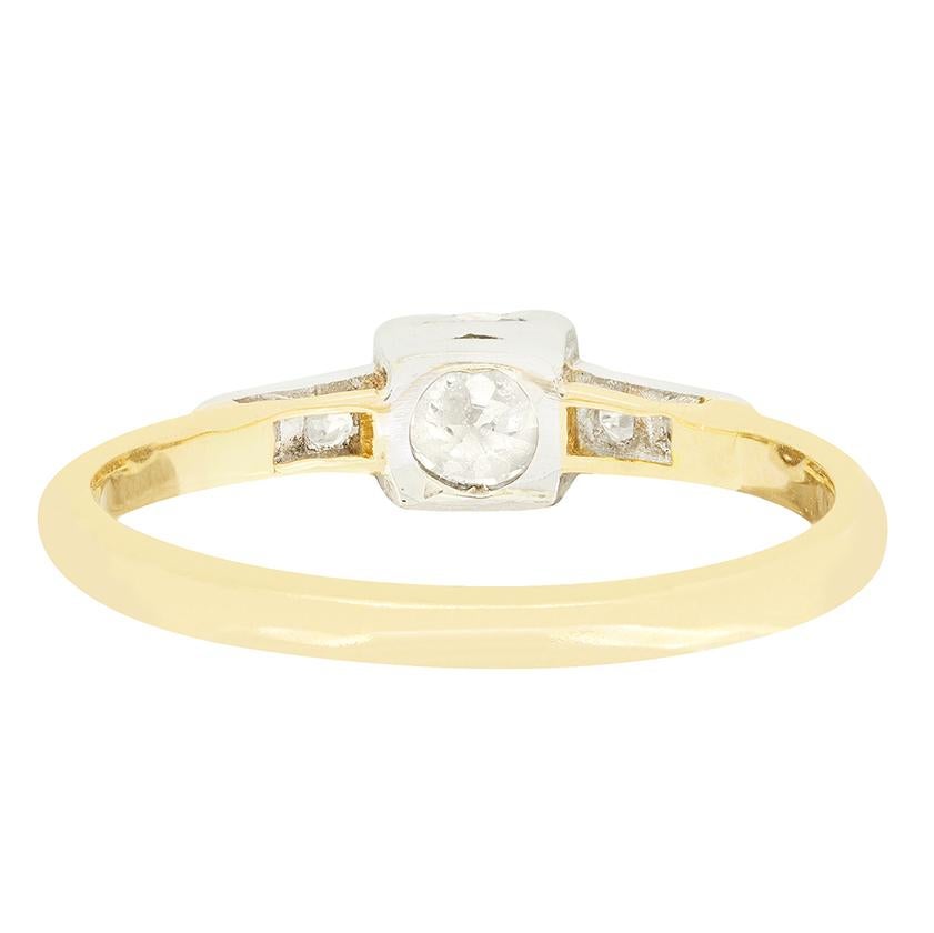 Taglio antico europeo Anello con solitario di diamanti da 0,40 carati di epoca edoardiana, 1910 ca. in vendita