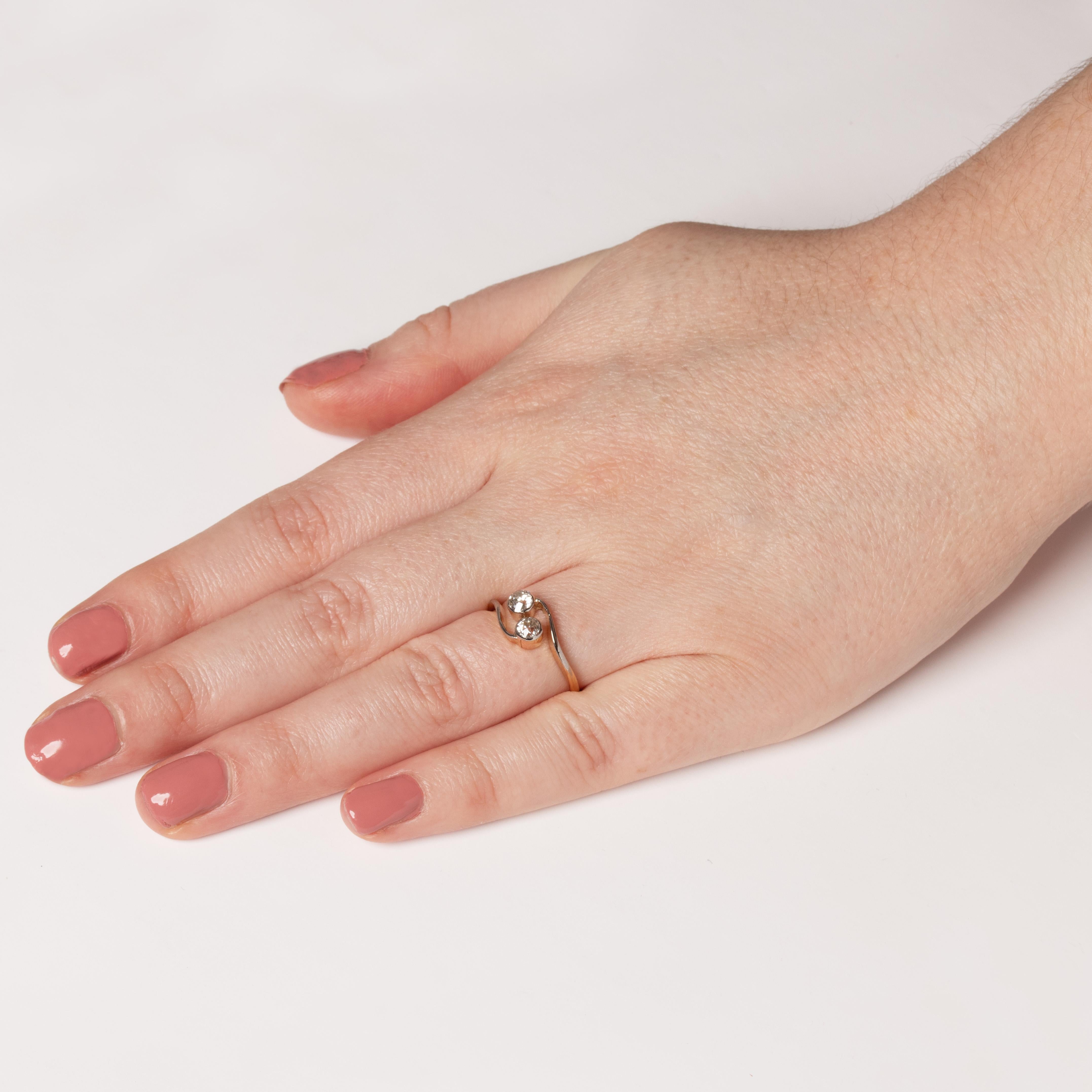 Anello a due pietre con diamante da 0,40 carati di Edwardi, 1910 ca. In condizioni buone in vendita a London, GB