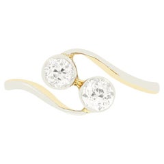 Bague torsadée à deux pierres et diamant de style édouardien de 0,40ct, c.1910s.