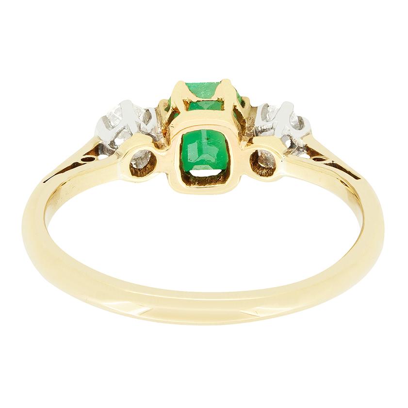Anillo eduardiano de tres piedras con esmeralda y diamantes de 0,40 ct, c.1910 Eduardiano en venta