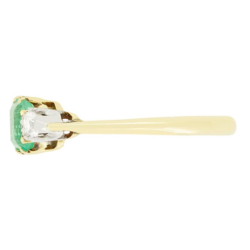 Anillo eduardiano de tres piedras con esmeralda y diamantes de 0,40 ct, c.1910 Corte esmeralda en venta
