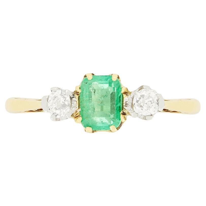 Anillo eduardiano de tres piedras con esmeralda y diamantes de 0,40 ct, c.1910 en venta