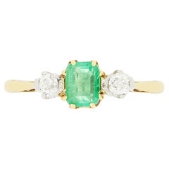 Anillo eduardiano de tres piedras con esmeralda y diamantes de 0,40 ct, c.1910