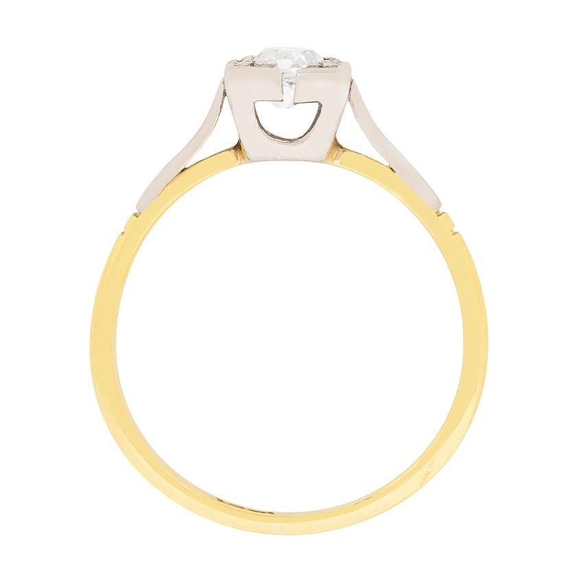 Cette jolie bague de fiançailles de l'époque édouardienne est ornée d'un diamant taille ancienne de 0,40 carat. Il est serti dans une monture à griffes d'angle de style illusion. La couleur du diamant a été estimée à G et sa pureté à VS. La monture
