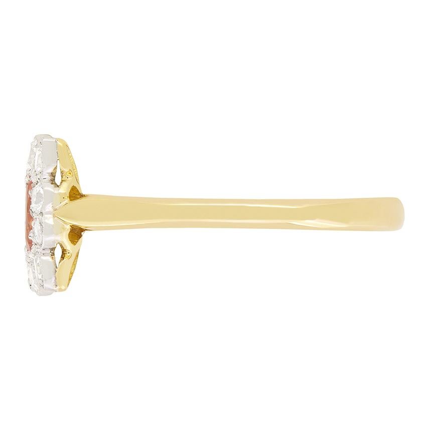 Edoardiano Anello Edwardiano con zaffiro arancione da 0,40 carati e diamanti a grappolo, 1910 ca. in vendita