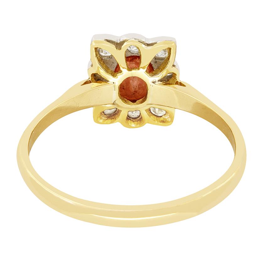 Taglio ovale Anello Edwardiano con zaffiro arancione da 0,40 carati e diamanti a grappolo, 1910 ca. in vendita