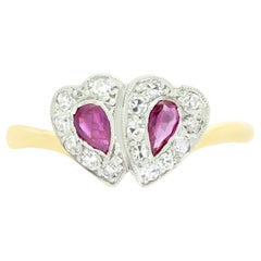 Doppelherz-Cluster-Ring mit 0,40 Karat Rubin und Diamant im edwardianischen Stil, ca. 1910er Jahre