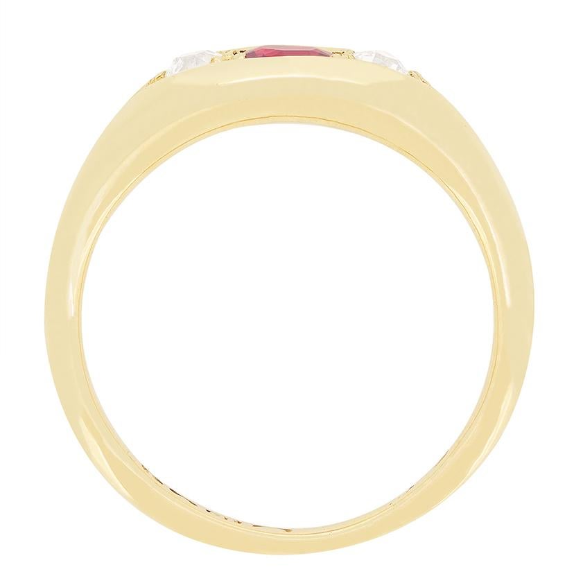 Con marchi risalenti al 1906, questo meraviglioso anello presenta un rubino centrale affiancato da diamanti scintillanti. Il rubino centrale è una pietra di taglio ovale del peso di 0,40 carati. Si tratta di una pietra naturale non riscaldata con un