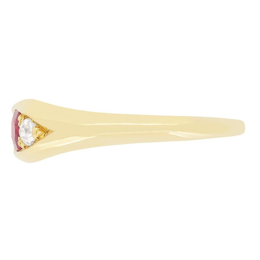 Edoardiano Anello a tre pietre con rubino e diamanti da 0,40 carati di Edwardi, con marchio 1906 in vendita