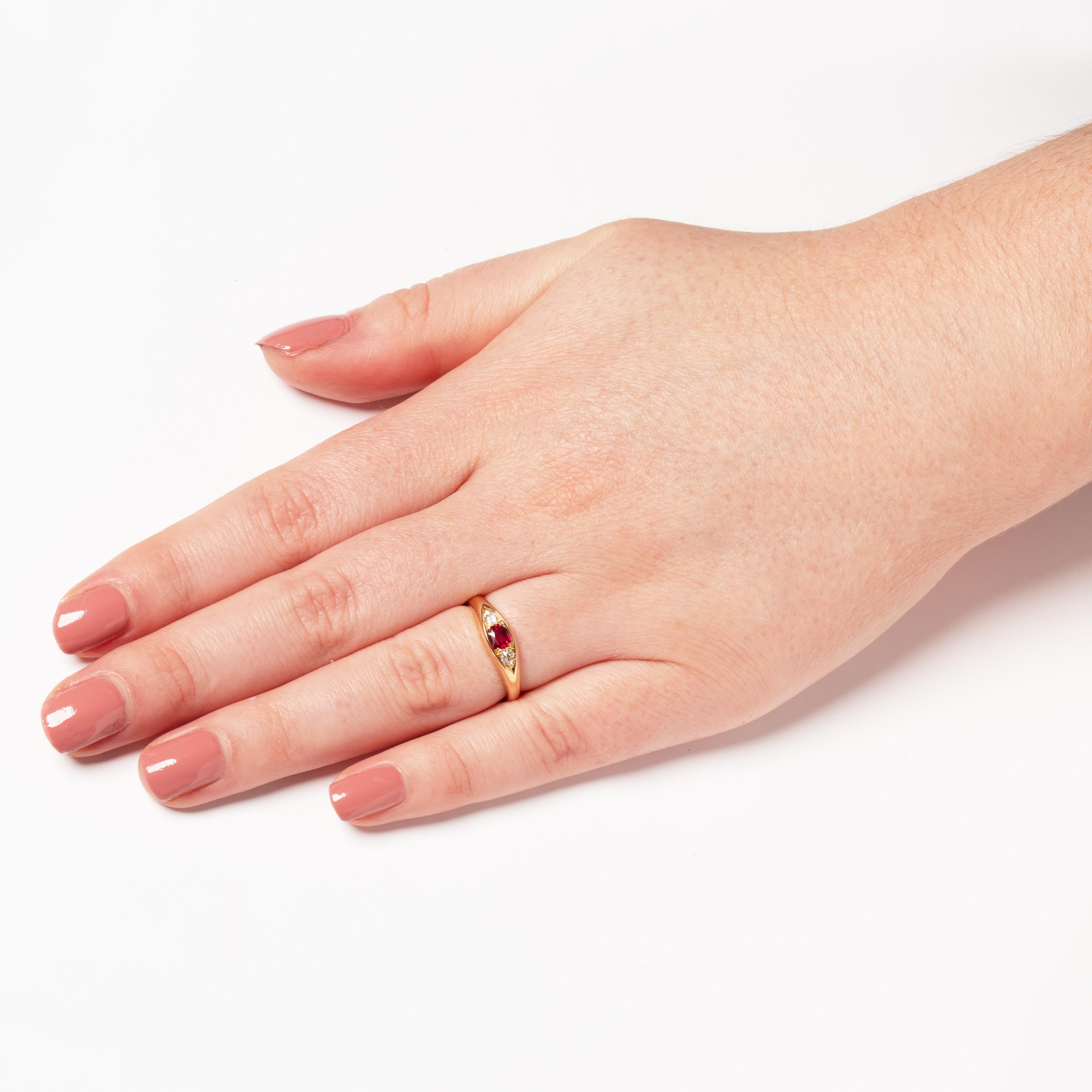 Anello a tre pietre con rubino e diamanti da 0,40 carati di Edwardi, con marchio 1906 In condizioni buone in vendita a London, GB