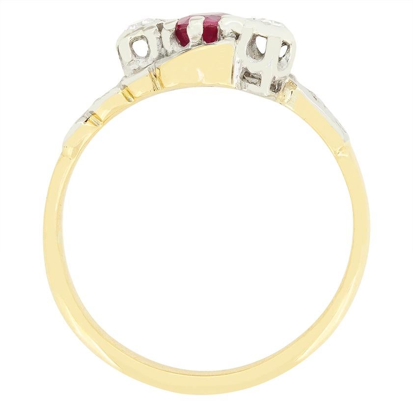 Questo affascinante anello Edwardian twist presenta un rubino ovale da 0,40 carati al centro, evidenziato da due diamanti laterali. I diamanti sono otto pietre tagliate, del peso di 0,05 carati l'una e di qualità pari a G di colore e VS di purezza.