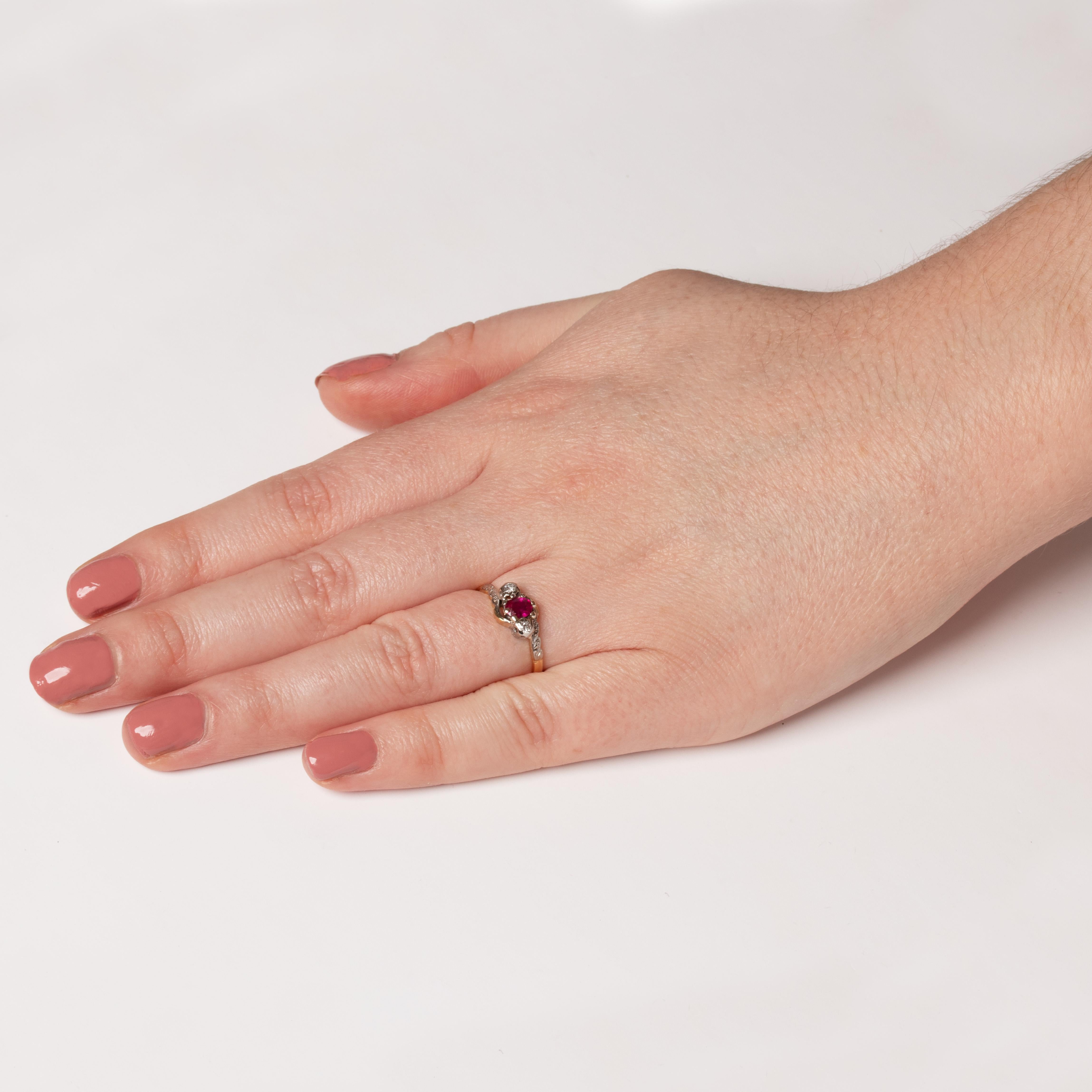 Taglio antico europeo Anello a tre pietre con rubino e diamanti di Edwardian 0,40ct, 1910 ca. in vendita