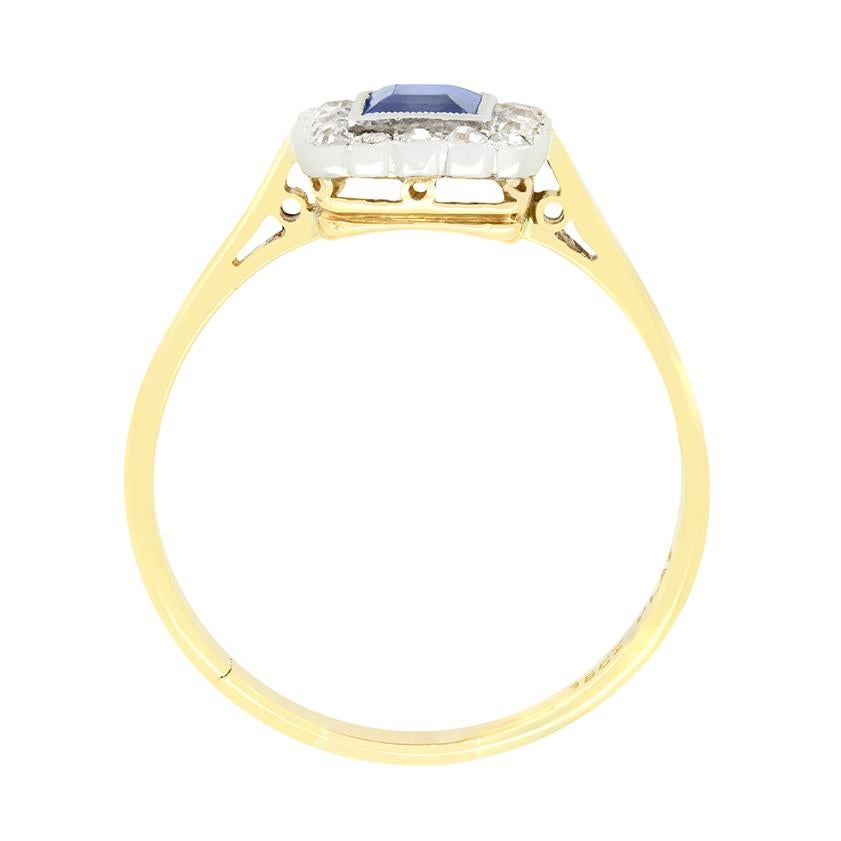 Ein wunderschöner blauer Saphir ist der Stolz dieses klassischen edwardianischen Clusterrings. Der 0,40 Karat schwere Saphir ist ein quadratisch geschliffener Stein, der in Platin gefasst ist. Insgesamt 0,32 Karat Diamanten im Altschliff umgeben den