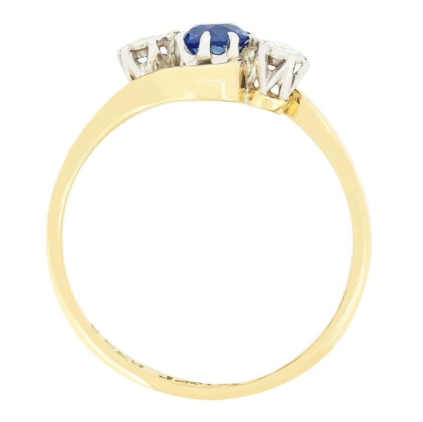 In der Mitte dieses charmanten Rings befindet sich ein 0,40 Karat schwerer Saphir im Altschliff, der von Diamanten flankiert wird. Bei den Diamanten handelt es sich um acht geschliffene Steine mit einem Gewicht von 0,05 Karat pro Stück und einer