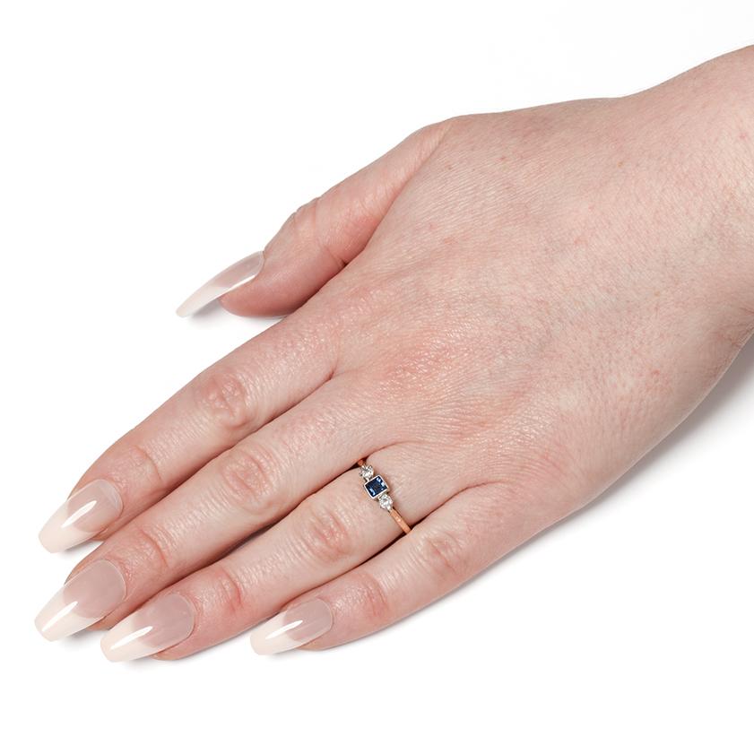 Taglio baguette Anello a trilogia con zaffiro e diamante da 0,40 carati, Edwardiano, 1910 ca. in vendita