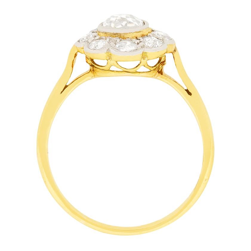Dieser funkelnde edwardianische Ring hat die Form eines Gänseblümchens. Der zentrale Diamant im Altschliff hat 0,50 Karat und wird auf die Farbe H und die Reinheit SI2 geschätzt. Acht Diamanten im Altschliff umgeben den zentralen Diamanten mit einem