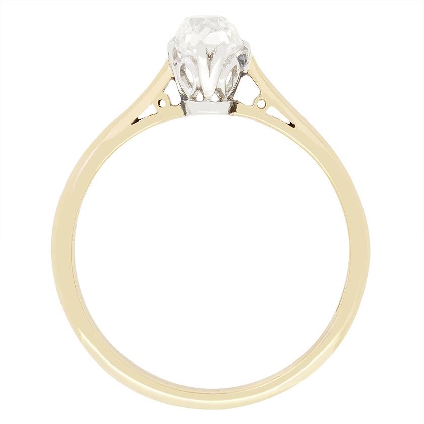 Dieser zeitlose edwardianische Solitärring ist mit einem funkelnden 0,50-Karat-Diamanten im Altschliff besetzt, der in eine Platinfassung eingefasst ist. Der Diamant ist von der Farbe her I und von der Reinheit her VS2. Ein Band aus 18 Karat