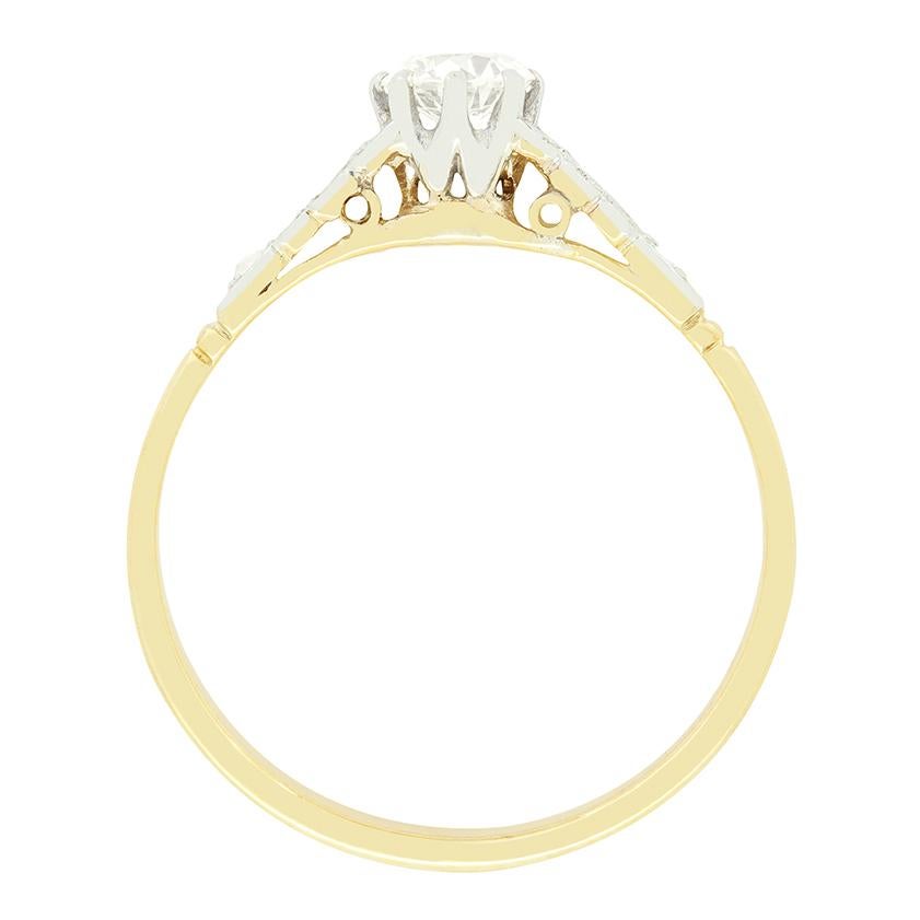 Dieser wunderbare Solitär-Verlobungsring hat einen Diamanten im Altschliff mit 0,50 Karat in der Mitte. Der Diamant ist von guter Qualität mit der Farbe H und der Reinheit VS2 und ist in Platin gefasst. Auf den wunderschön verzierten Schultern