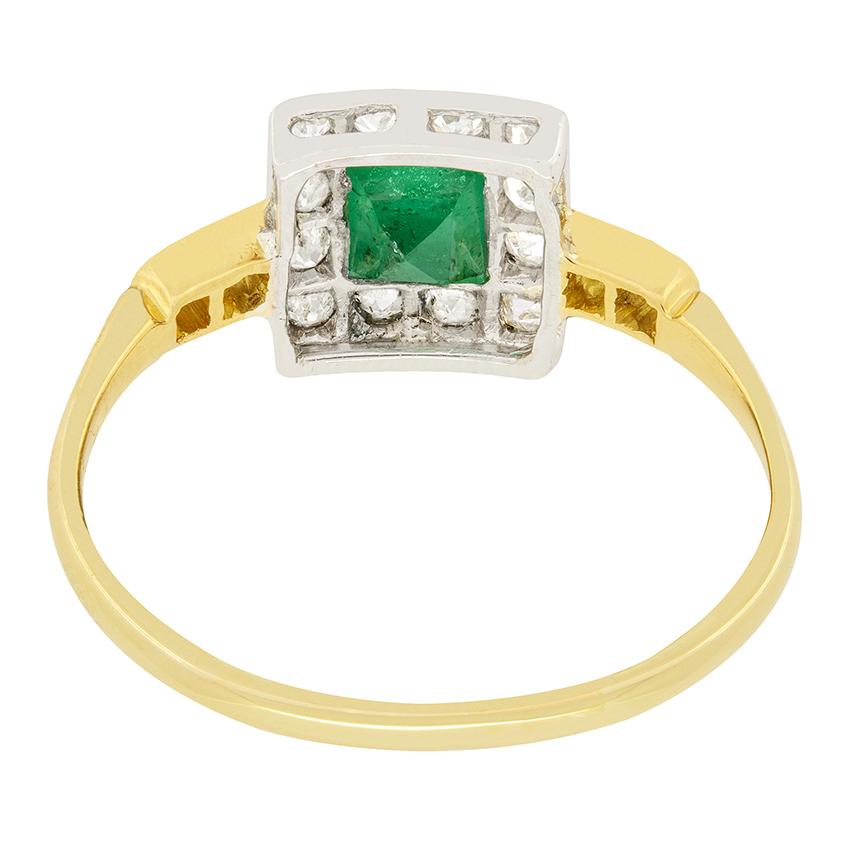 Edwardian 0.50ct Emerald and Diamond Cluster Ring, c.1910s In Good Condition For Sale In London, GB