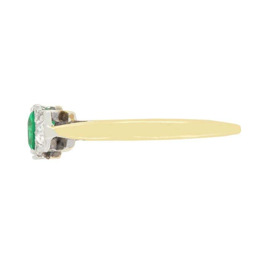 Edwardian 0.50ct Emerald and Diamond Trilogy Ring, c.1910s (Smaragdschliff) im Angebot