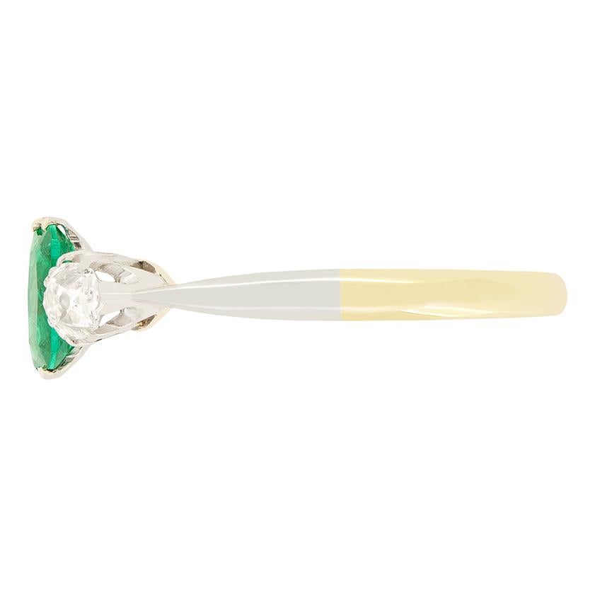 Edwardian 0.50ct Emerald and Diamond Trilogy Ring, c.1910s In Good Condition For Sale In London, GB
