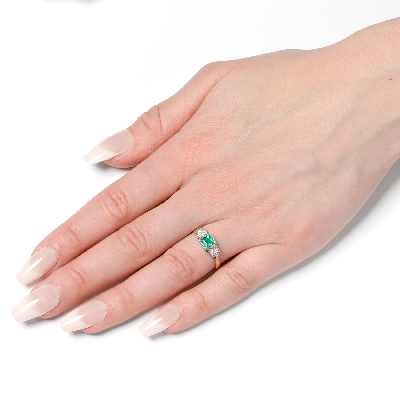 Edwardian 0.50ct Emerald and Diamond Trilogy Ring, c.1910s Damen im Angebot