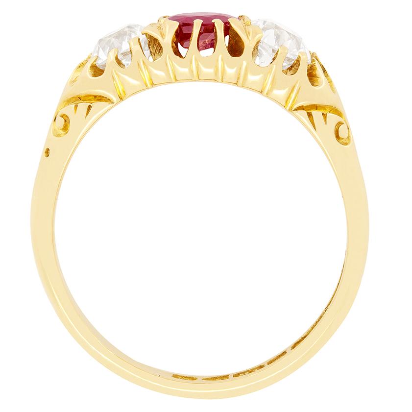 Dieser antike Trilogie-Ring besticht durch einen natürlichen burmesischen Rubin mit einem Gewicht von 0,50 Karat, flankiert von einem Paar Diamanten im Altschliff mit ebenfalls 0,50 Karat. Die Diamanten wurden mit G in der Farbe und VS in der