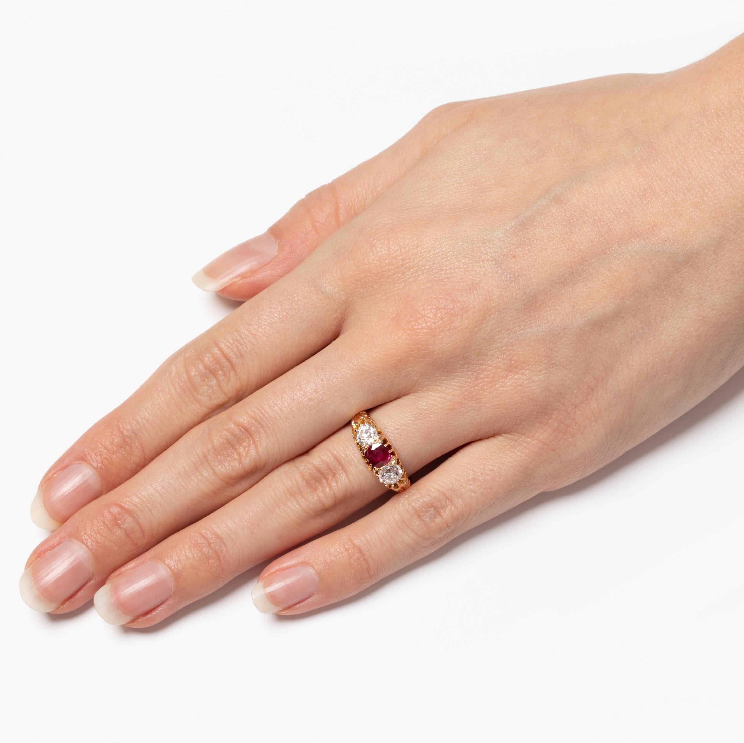 Trilogy-Ring mit 0,50 Karat Rubin und Diamant im edwardianischen Stil, gestempelt 1902 im Zustand „Gut“ im Angebot in London, GB