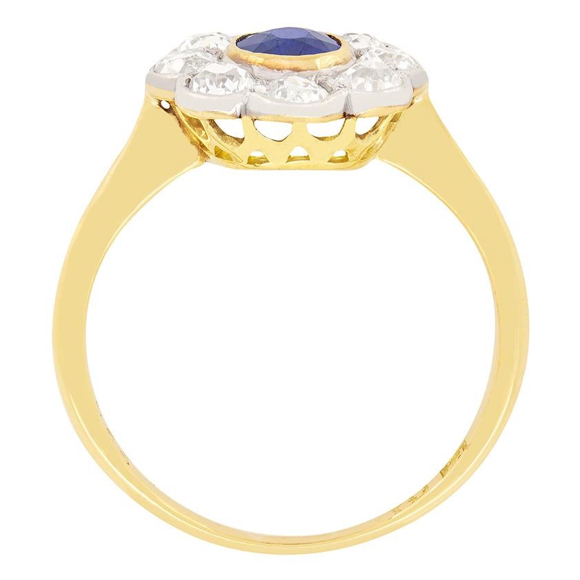 Dieser wundervolle edwardianische Ring mit einem oval geschliffenen Saphir in der Mitte. Der 0,50 Karat schwere, lebhafte blaue Saphir ist in 18 Karat Gelbgold gefasst, dem gleichen Metall wie das Korbgeflecht und das Band. Um den zentralen Saphir