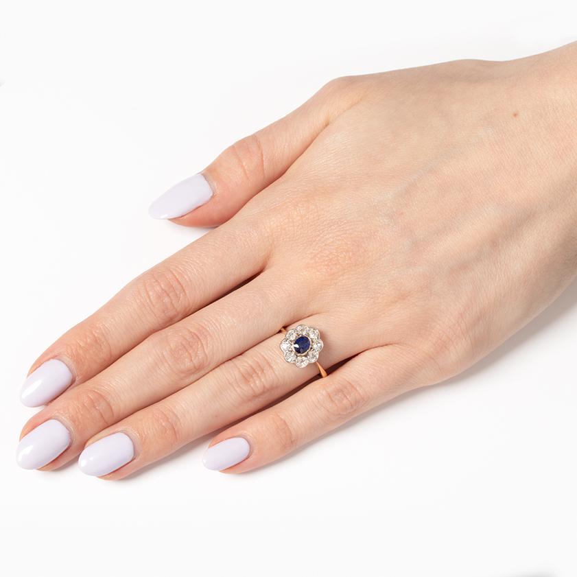 Edwardianischer 0,50 Karat Saphir- und Diamant-Cluster-Ring, ca. 1910er Jahre Damen im Angebot