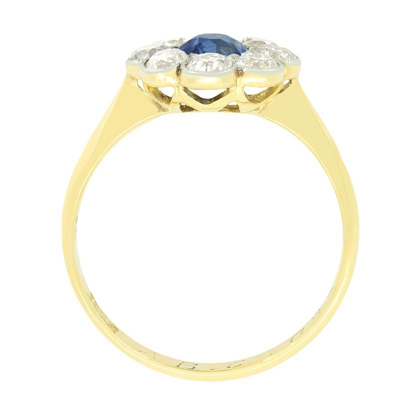 Dieses wunderbare Gänseblümchen aus der Edwardianischen Periode zeigt einen zentralen Saphir, der von einer Gruppe von Diamanten im alten Schliff umgeben ist. Der blaue Saphir ist ein altgeschliffener Stein von 0,50 Karat. Die acht umliegenden