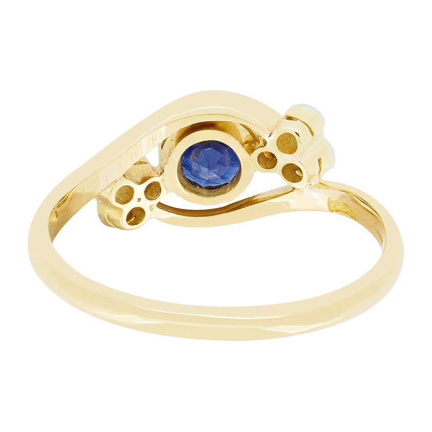 Edwardian 0.50ct Sapphire and Diamond Twisted Cluster Ring, c.1910s In Good Condition For Sale In London, GB