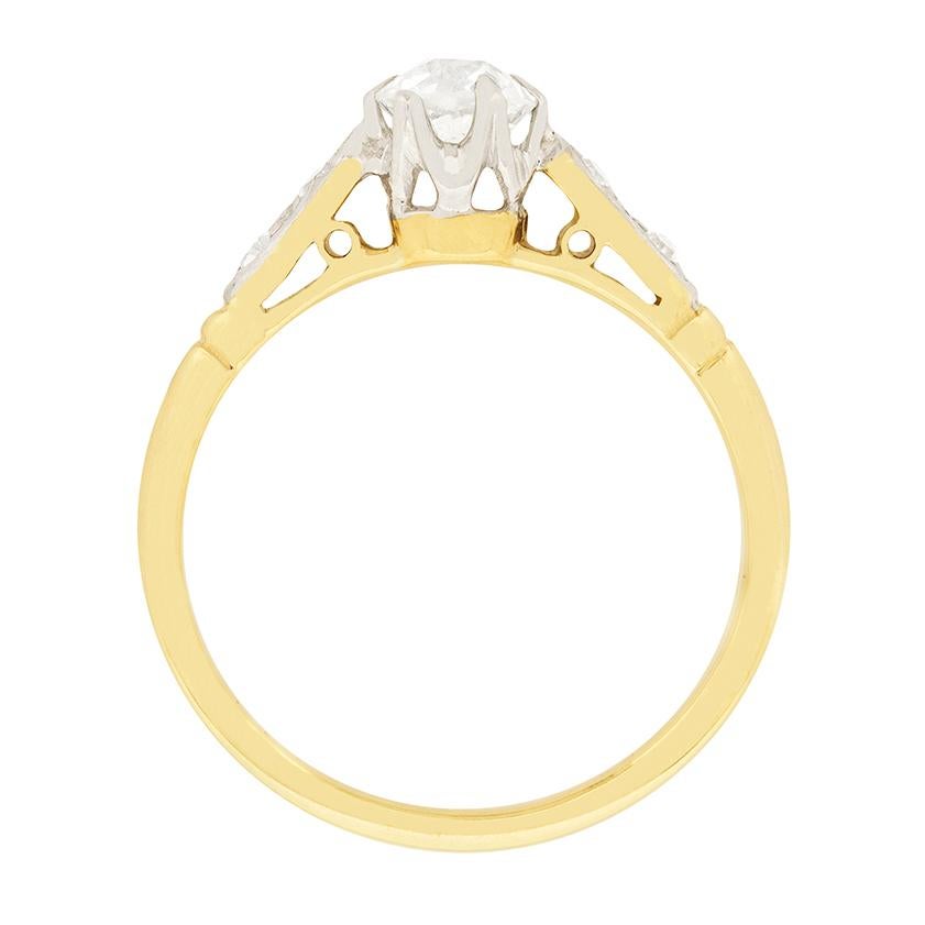 Questo anello di fidanzamento edoardiano presenta un delizioso diamante di taglio antico con scintillanti spalle di diamanti. Il diamante centrale ha un peso di 0,52 carati, colore H e purezza VS1. Su ogni spalla sono incastonati due diamanti taglio