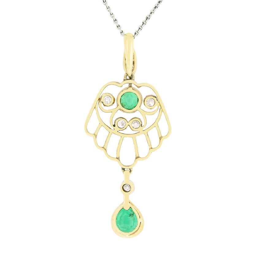 Ce superbe collier de style édouardien présente une magnifique collection d'émeraudes d'un vert éclatant et de diamants de taille ancienne étincelants. En son cœur, une émeraude ronde de 0,25 carat est assise, sertie par frottement dans l'or et