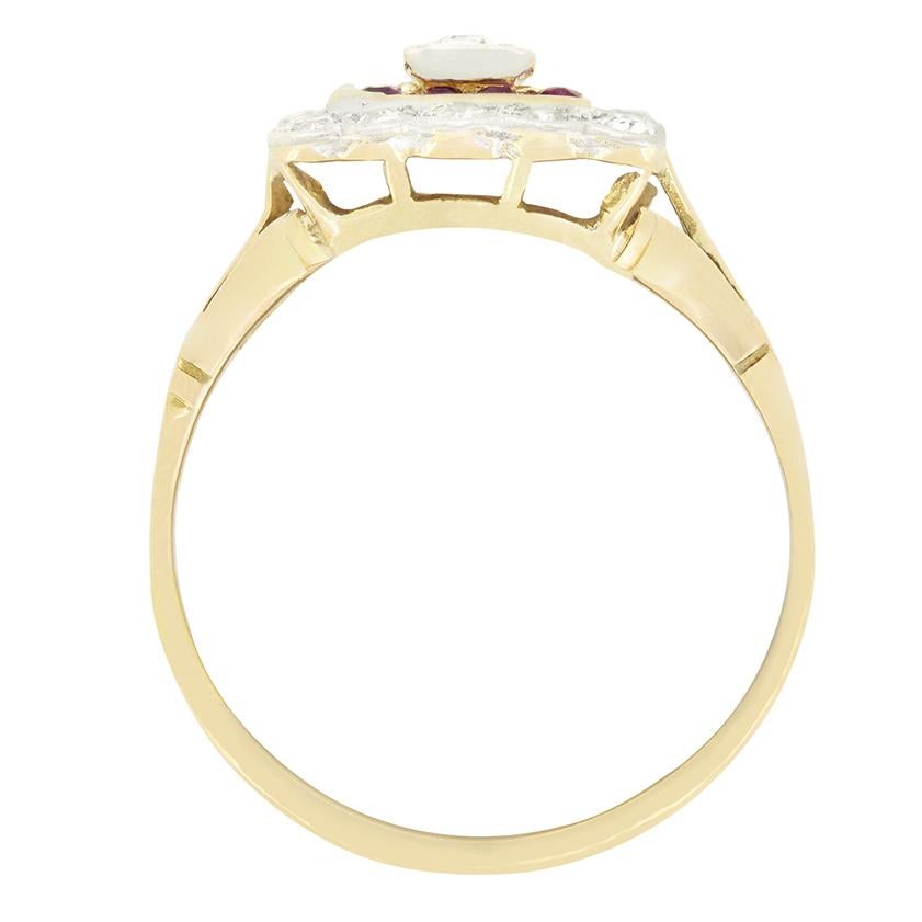 Dieser einzigartige Ring im Zielscheibenstil stammt aus der Edwardianischen Ära und zeichnet sich durch eine atemberaubende Kombination von Diamanten im Altschliff und Rubinen im Baguetteschliff aus. In seiner Mitte befindet sich ein Trio aus