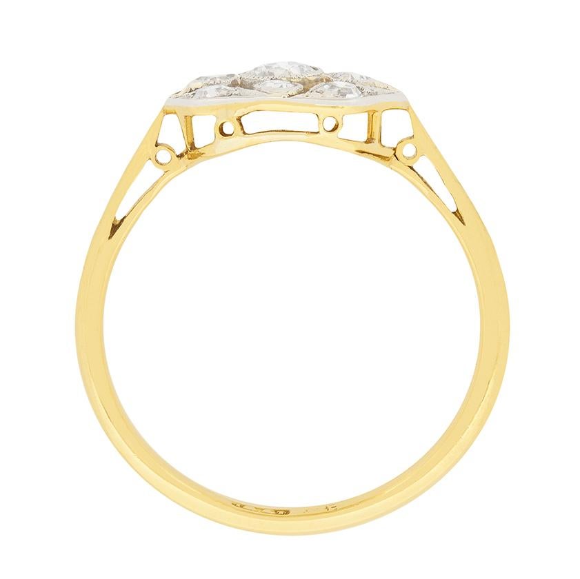 Dieser hübsche edwardianische Ring zeigt Diamanten im Altschliff in einem zarten Muster. Der zentrale altgeschliffene Diamant hat 0,20 Karat, während 0,40 Karat an altgeschliffenen Diamanten ihn umgeben. Sie sind von gleicher Qualität, haben die