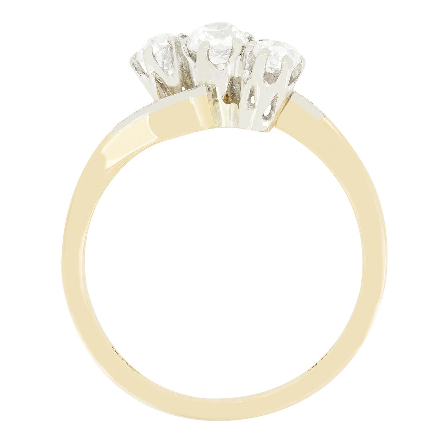 Cette magnifique bague de style édouardien présente un trio de diamants de taille ancienne. Le diamant central pèse 0,30 carat, tandis que les deux autres pèsent chacun 0,15 carat. La couleur des trois diamants varie de G à H et leur pureté est