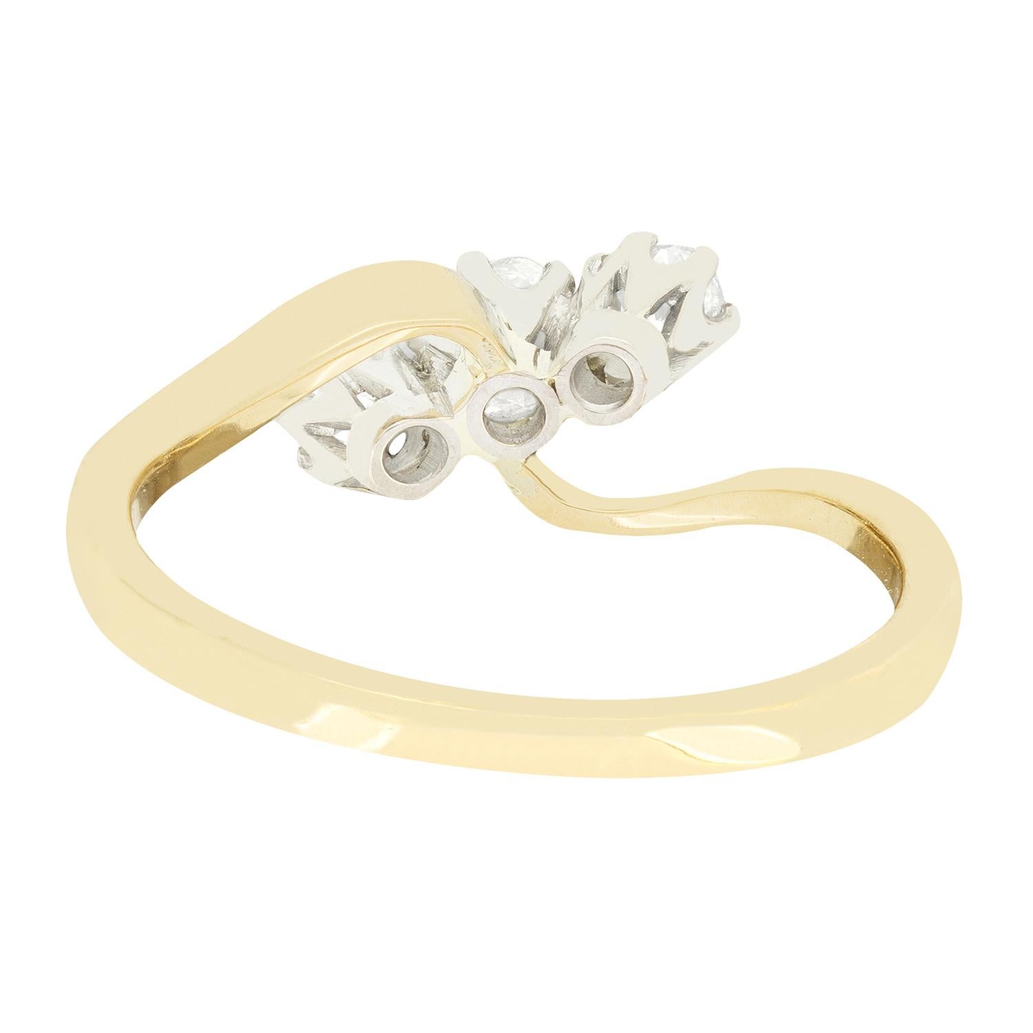Édouardien Bague torsadée à trois pierres et diamant de style édouardien de 0,60ct, c.1910s. en vente