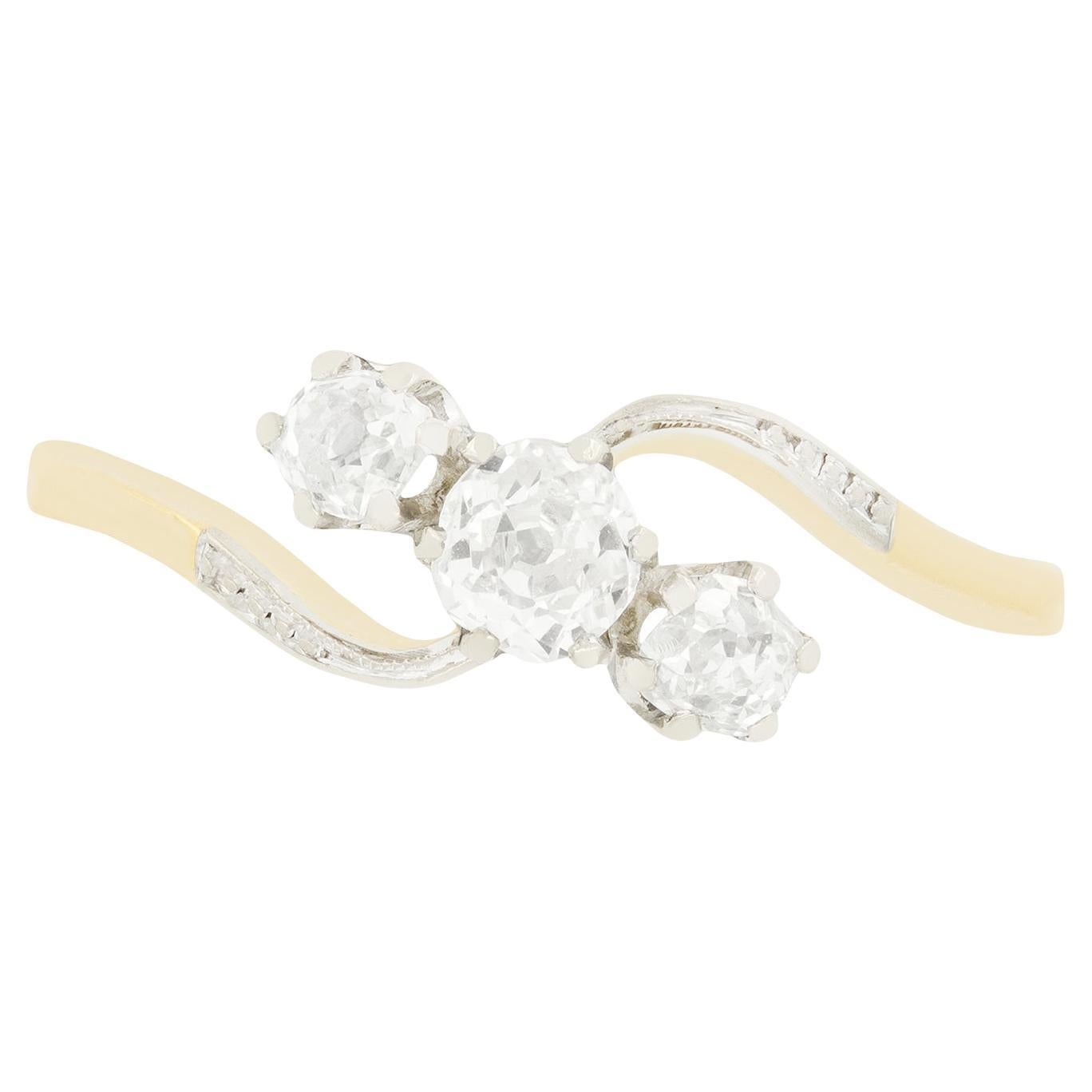 Bague torsadée à trois pierres et diamant de style édouardien de 0,60ct, c.1910s. en vente