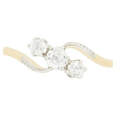 Bague torsadée à trois pierres et diamant de style édouardien de 0,60ct, c.1910s.