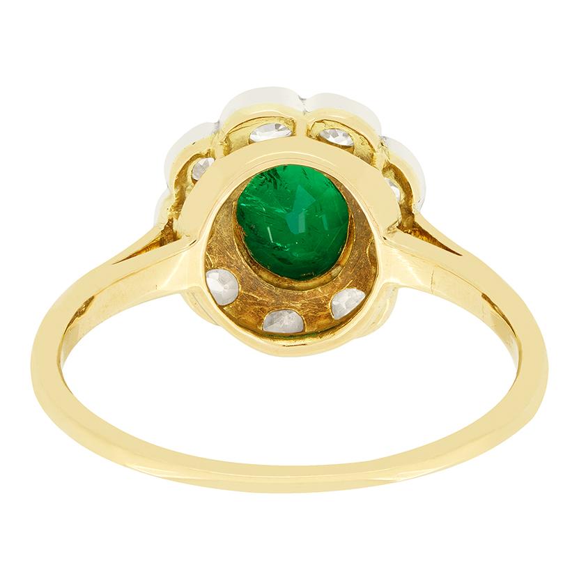 Edwardian 0.60ct Emerald and Diamond Cluster Ring, c.1910s In Good Condition For Sale In London, GB