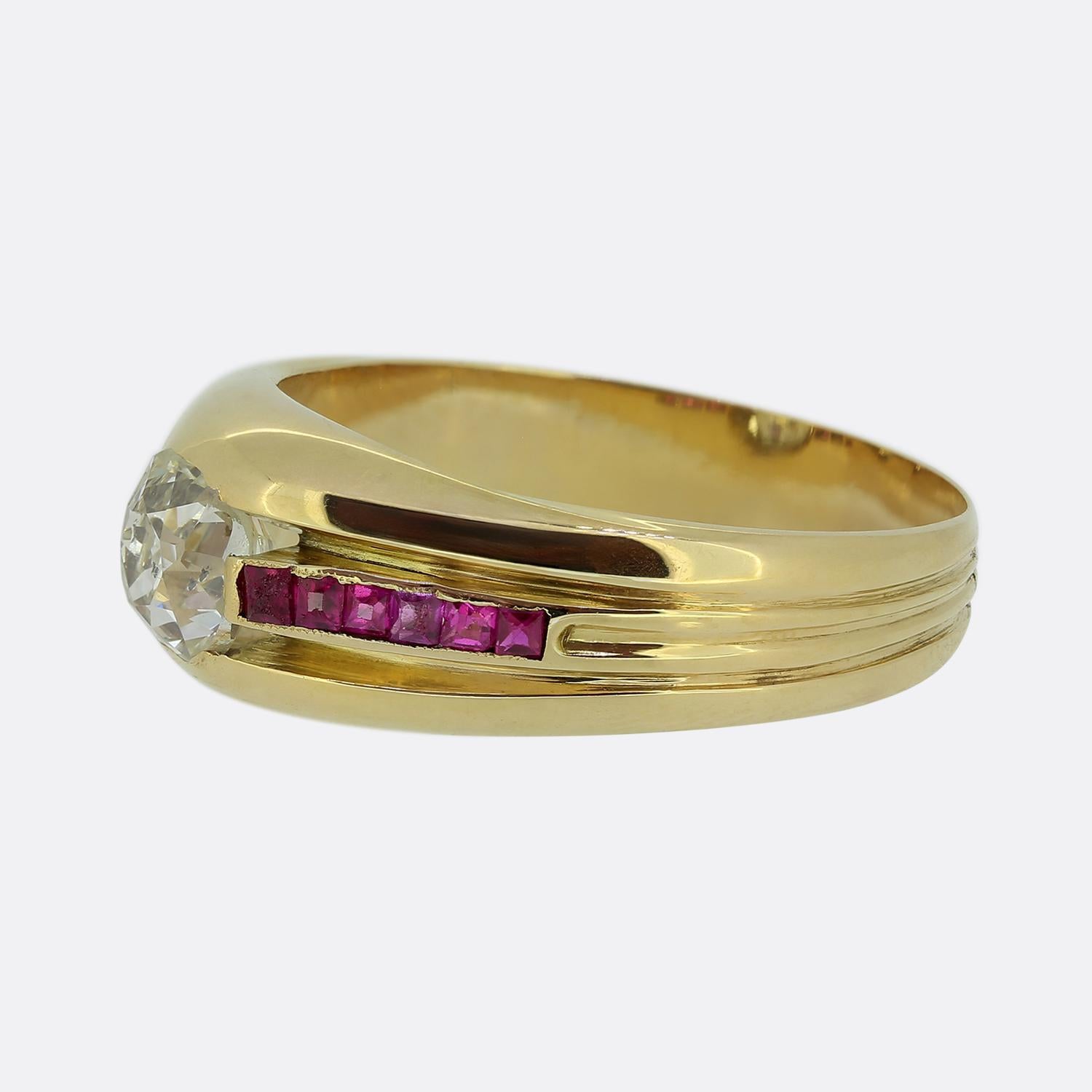 Ecco un delizioso anello gitano con rubino e diamante risalente al periodo edoardiano. Realizzato in oro giallo 18 ct, questo pezzo d'antiquariato presenta un singolo diamante tondo sfaccettato taglio old mine al centro del quadrante. Questa pietra