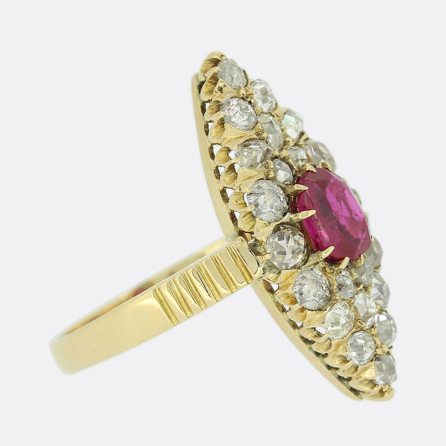 Si tratta di un anello edoardiano in oro giallo 18ct con rubino e diamanti. L'anello è stato realizzato in stile navette ed è incastonato con un rubino birmano centrale di forma ovale non riscaldato, circondato da una serie di diamanti di diverso