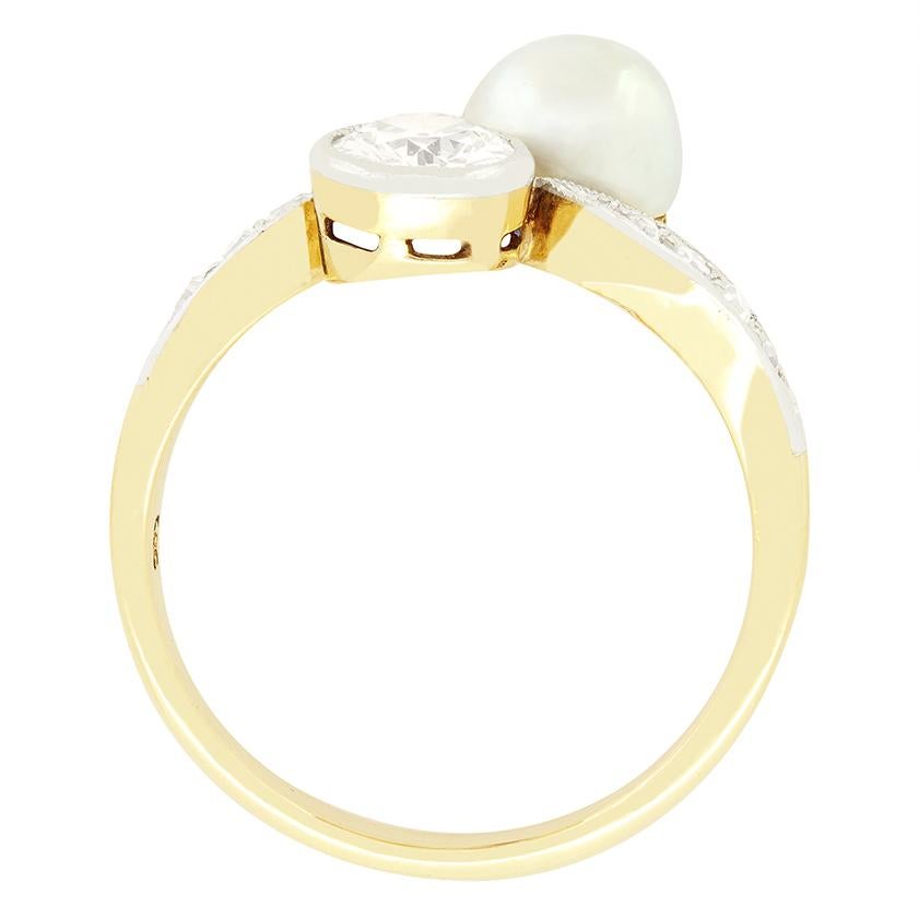 Este anillo giratorio, que data de la década de 1910, presenta una asombrosa perla natural junto a un brillante diamante de talla antigua. La perla mide 6,5 mm de ancho, mientras que el diamante pesa 0,65 quilates, con un color de H y una claridad