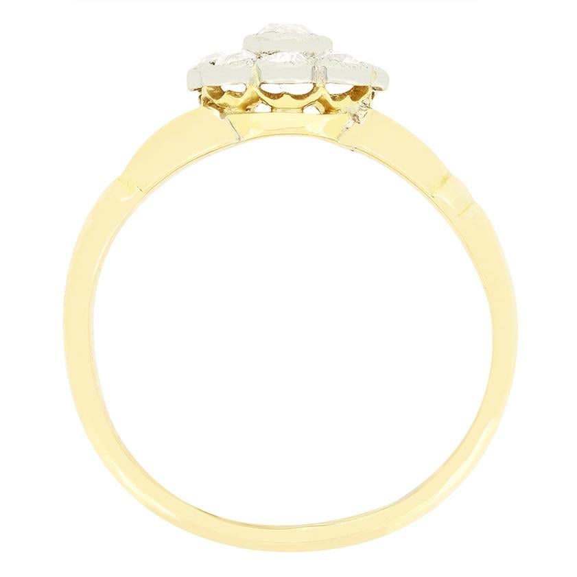 Cette ravissante bague de style édouardien présente un diamant central de 0,25 carat de taille ancienne, entouré de huit diamants de 0,05 carat. Chaque pierre est délicatement sertie dans du platine, créant une grappe semblable à une marguerite.